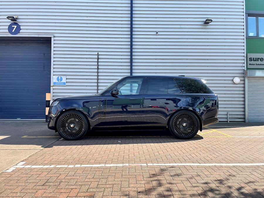 Range Rover installed with Forgiato Trimstre-M alloy wheels