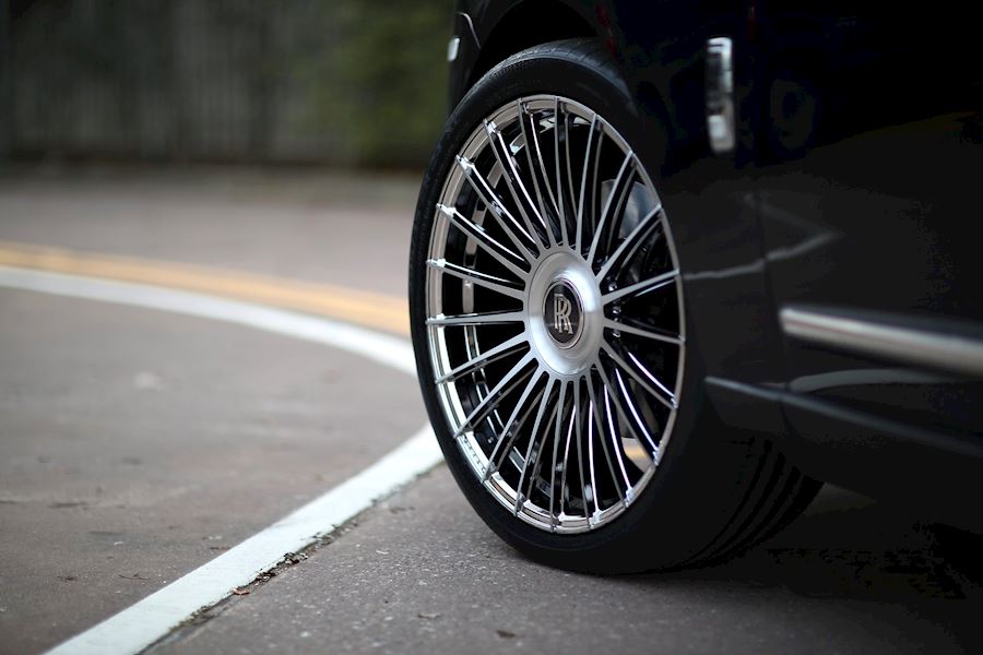 Rolls Royce Cullinan installed with Vossen HF-8 in EMC brushed finish