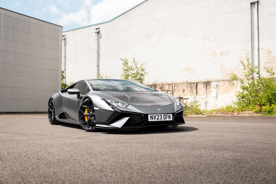 Lamborghini Huracan Tecnica installed with Vossen x Novitec NL4 wheels in Gloss Black