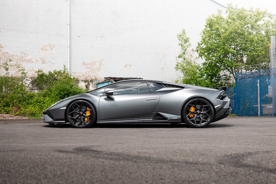 Lamborghini Huracan Tecnica installed with Vossen x Novitec NL4 wheels in Gloss Black