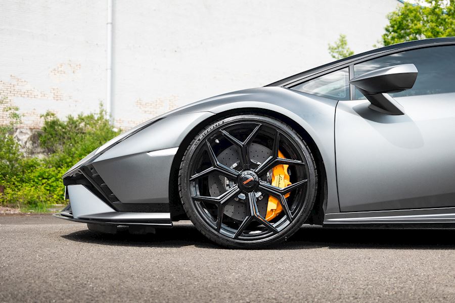 Lamborghini Huracan Tecnica installed with Vossen x Novitec NL4 wheels in Gloss Black