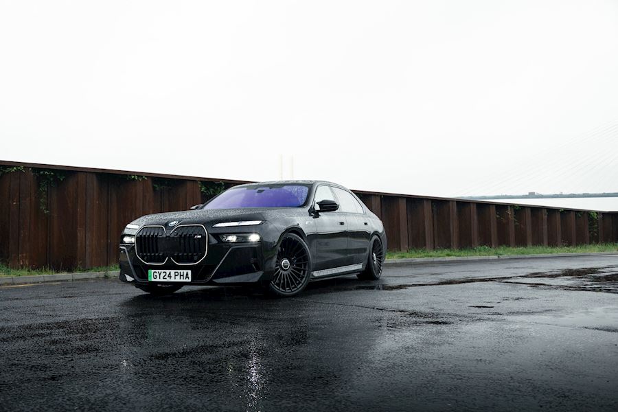 BMW i7 installed with Vossen HF8 alloy wheels in Gloss Black