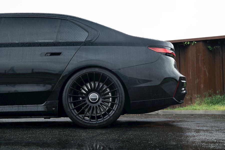 BMW i7 installed with Vossen HF8 alloy wheels in Gloss Black