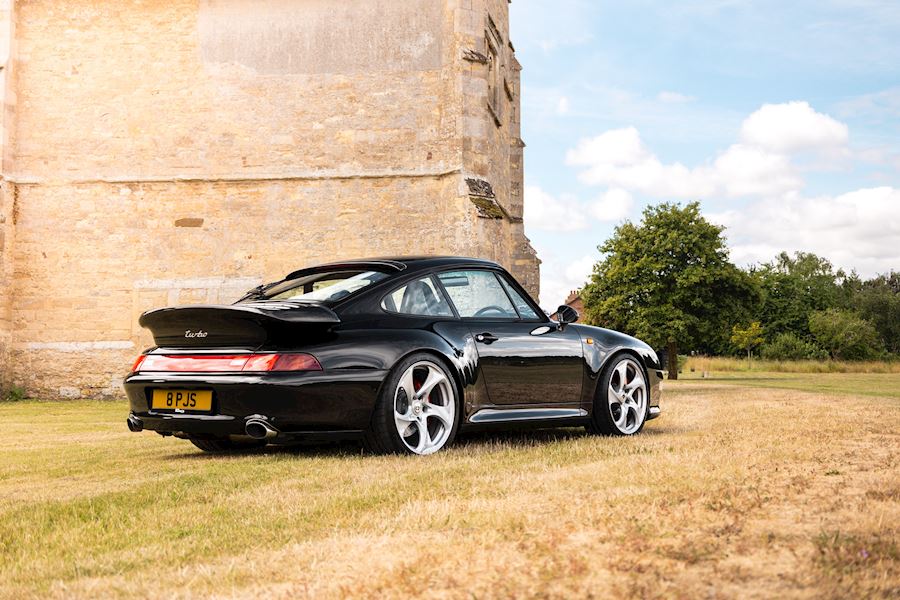 Porsche 993 Turbo installed with HRE 522m monoblock alloy wheels