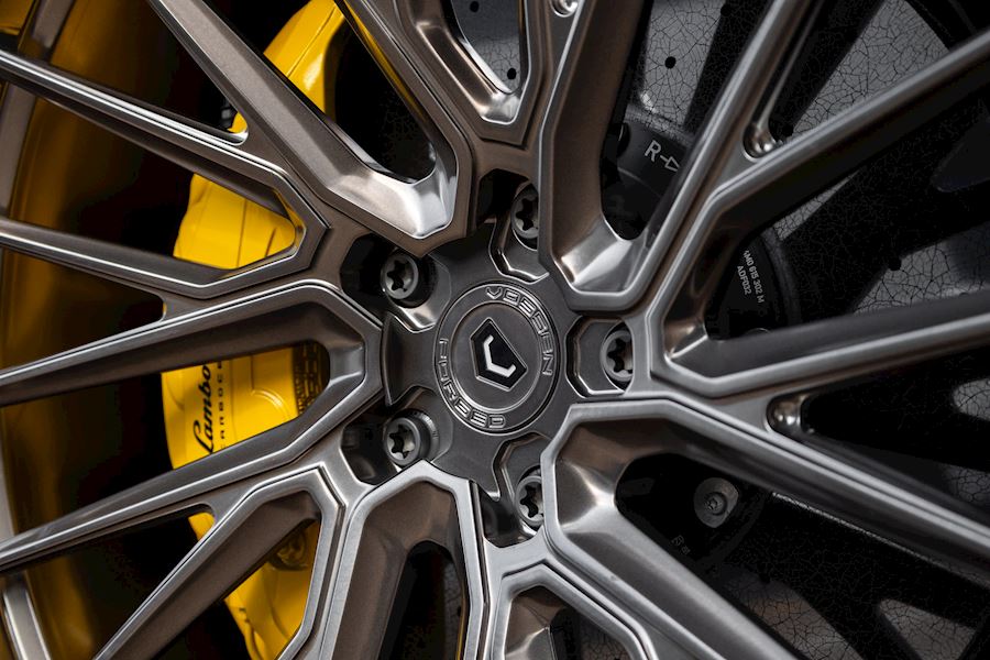 Lamborghini Urus Performante installed with Vossen EVO6-T alloy wheels 