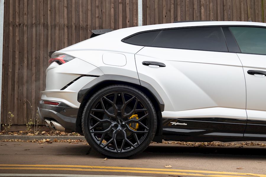 Lamborghini Urus Performante installed with Vossen HF-2 alloy wheels in 24"