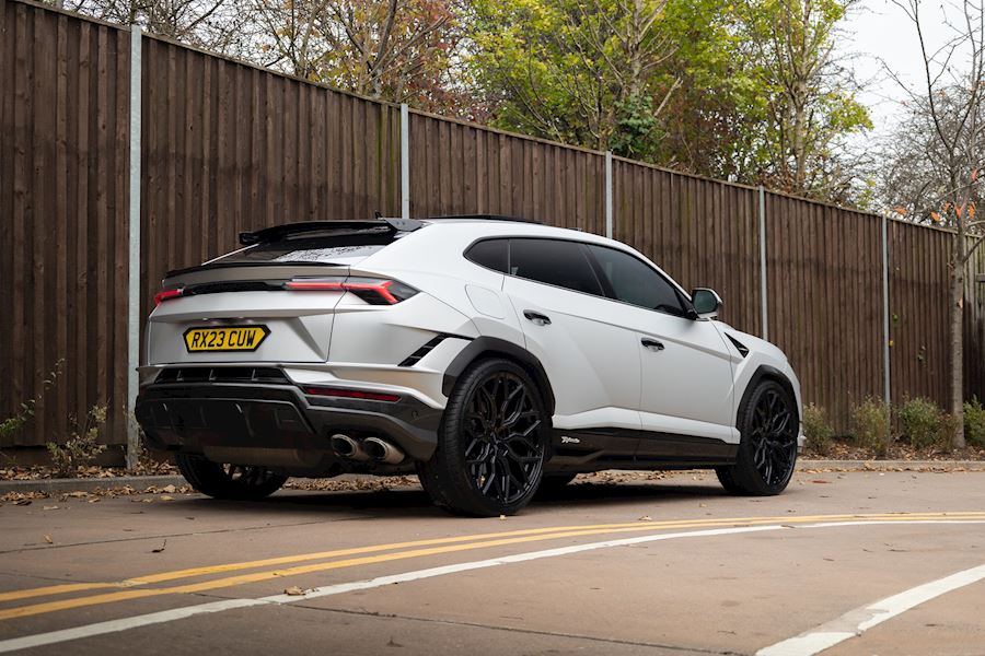 Lamborghini Urus Performante installed with Vossen HF-2 alloy wheels in 24"