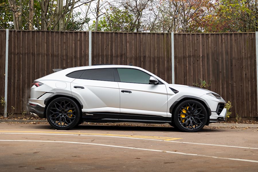 Lamborghini Urus Performante installed with Vossen HF-2 alloy wheels in 24"