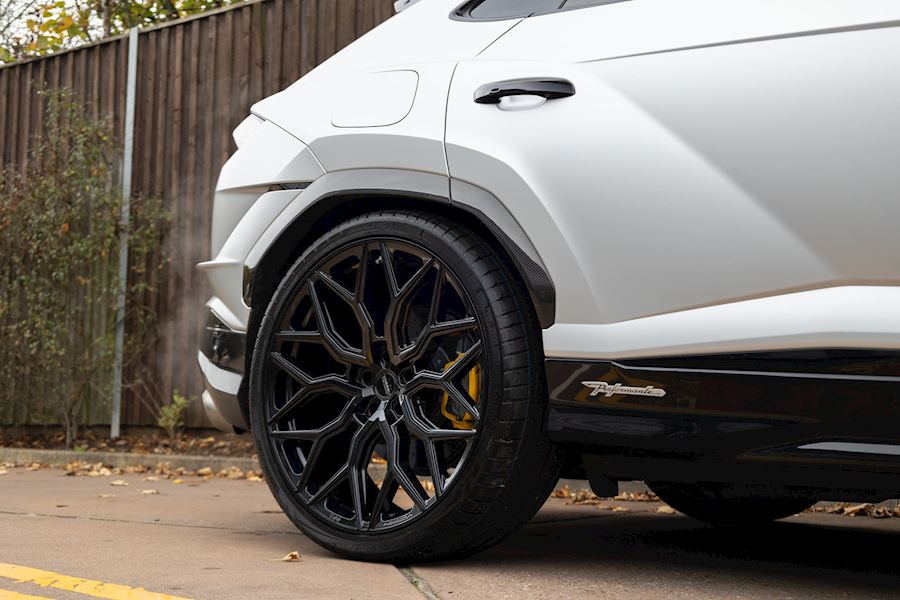 Lamborghini Urus Performante installed with Vossen HF-2 alloy wheels in 24"