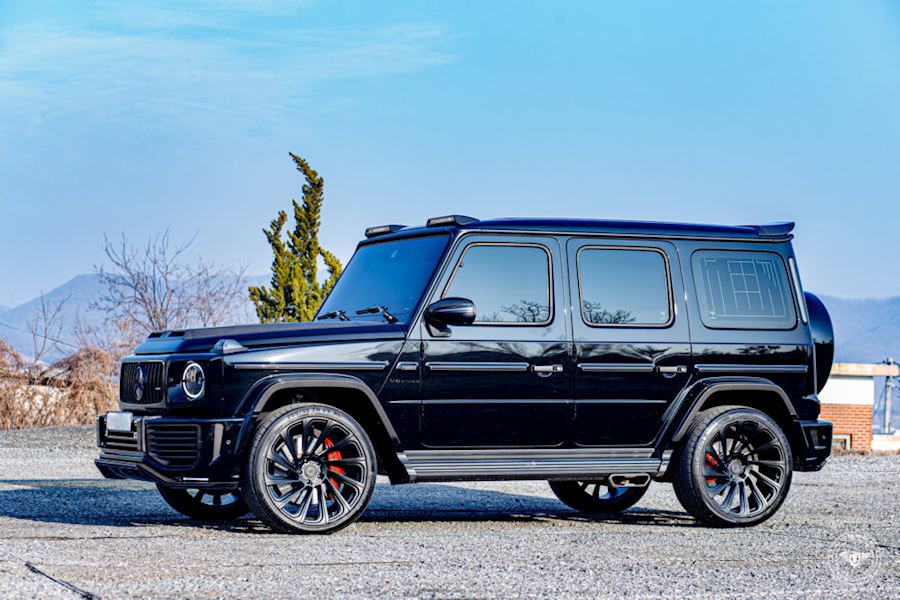 Mercedes G63 amg installed with full Urban kit and Vossen UV3 alloy wheels